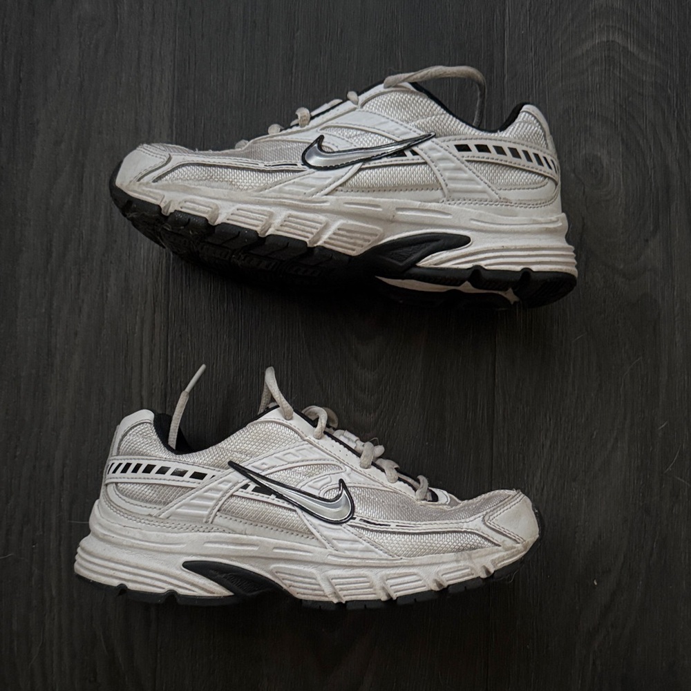 Nike Women’s White and Black Athletic Sneakers US W 6